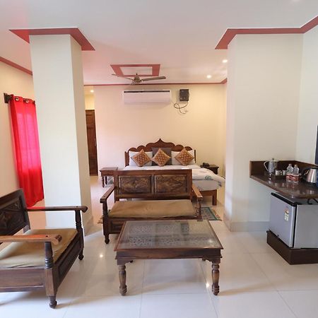 Mvt Guesthouse & Restaurant Vrindavan Ngoại thất bức ảnh
