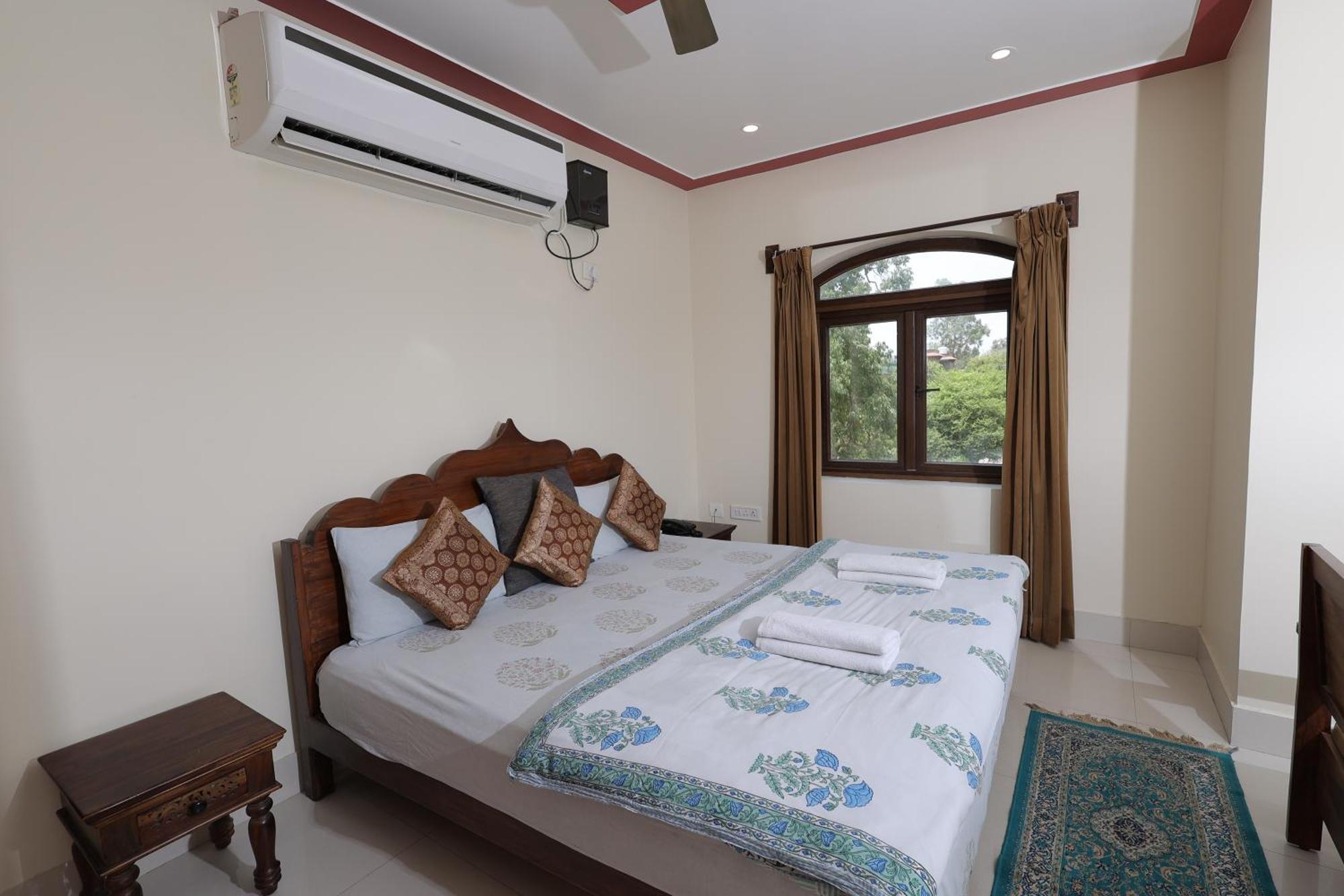 Mvt Guesthouse & Restaurant Vrindavan Ngoại thất bức ảnh