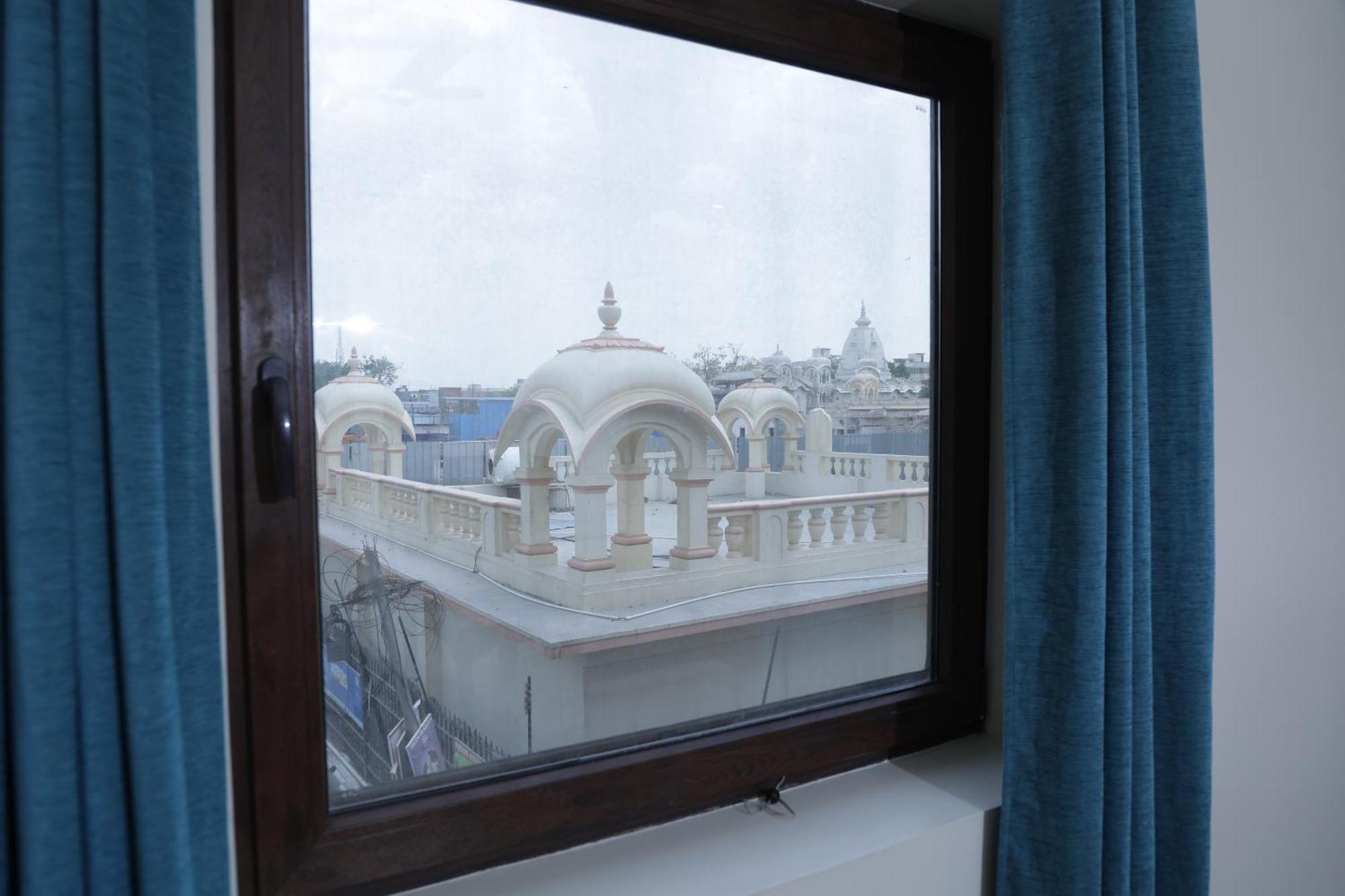 Mvt Guesthouse & Restaurant Vrindavan Ngoại thất bức ảnh