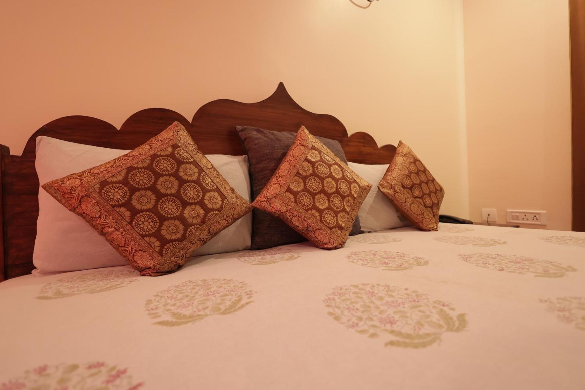Mvt Guesthouse & Restaurant Vrindavan Ngoại thất bức ảnh
