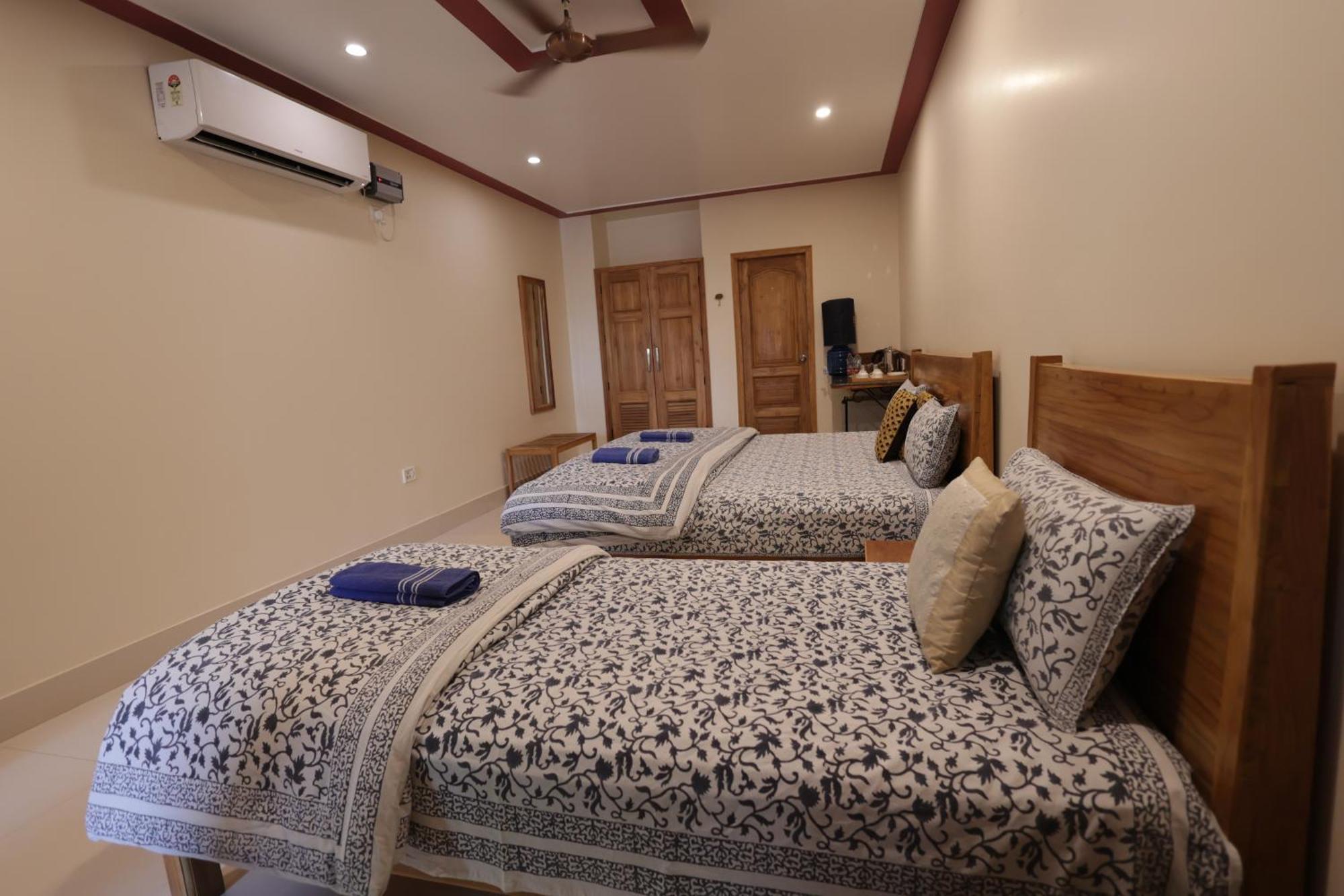 Mvt Guesthouse & Restaurant Vrindavan Ngoại thất bức ảnh