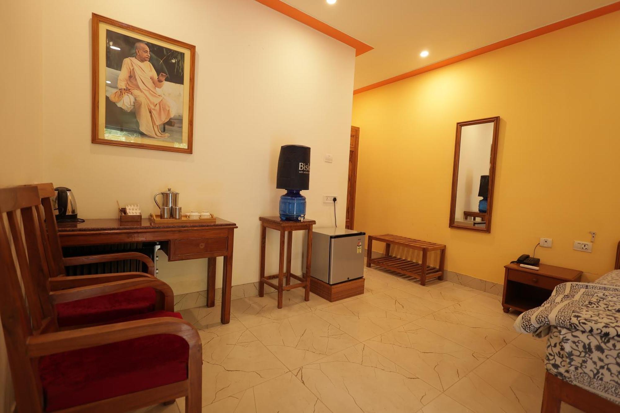 Mvt Guesthouse & Restaurant Vrindavan Ngoại thất bức ảnh