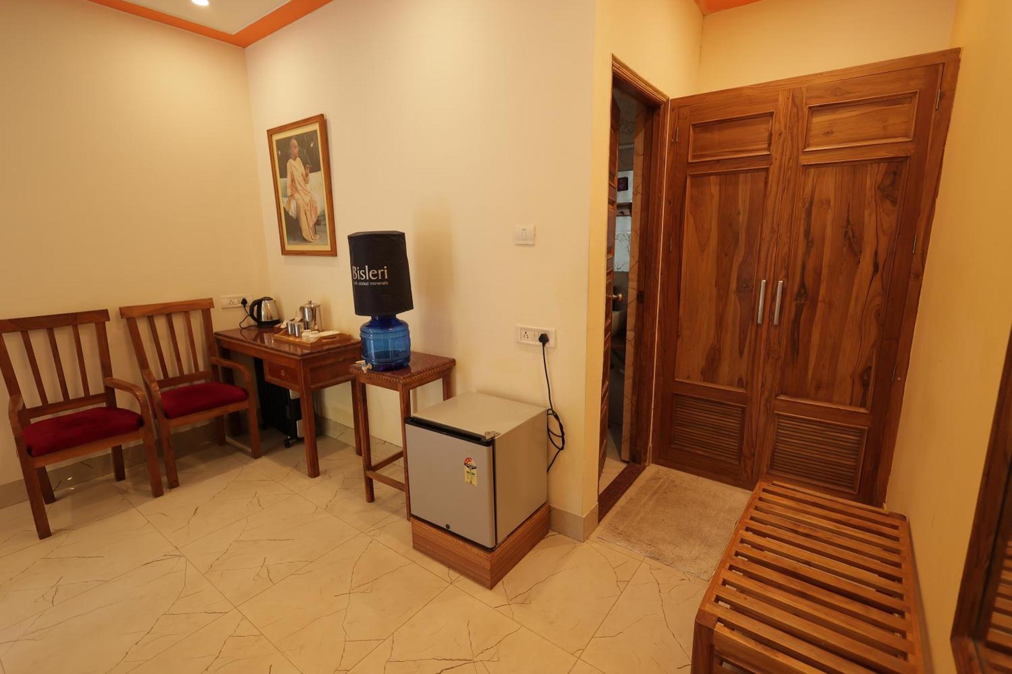 Mvt Guesthouse & Restaurant Vrindavan Ngoại thất bức ảnh
