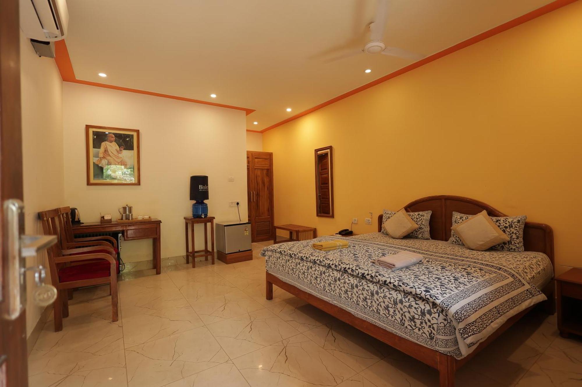 Mvt Guesthouse & Restaurant Vrindavan Ngoại thất bức ảnh