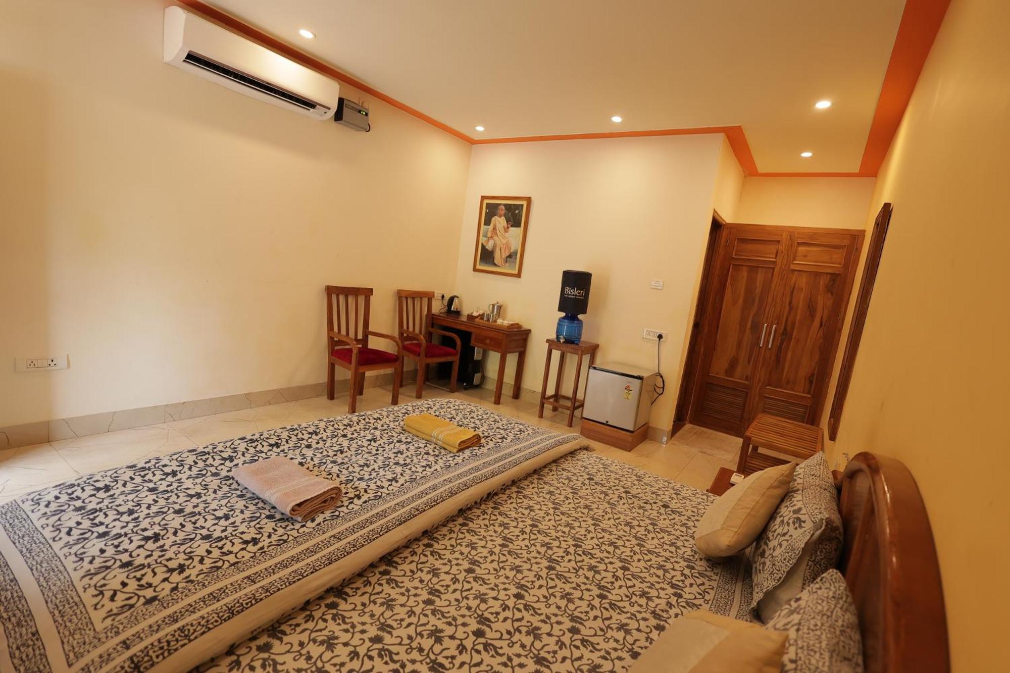 Mvt Guesthouse & Restaurant Vrindavan Ngoại thất bức ảnh