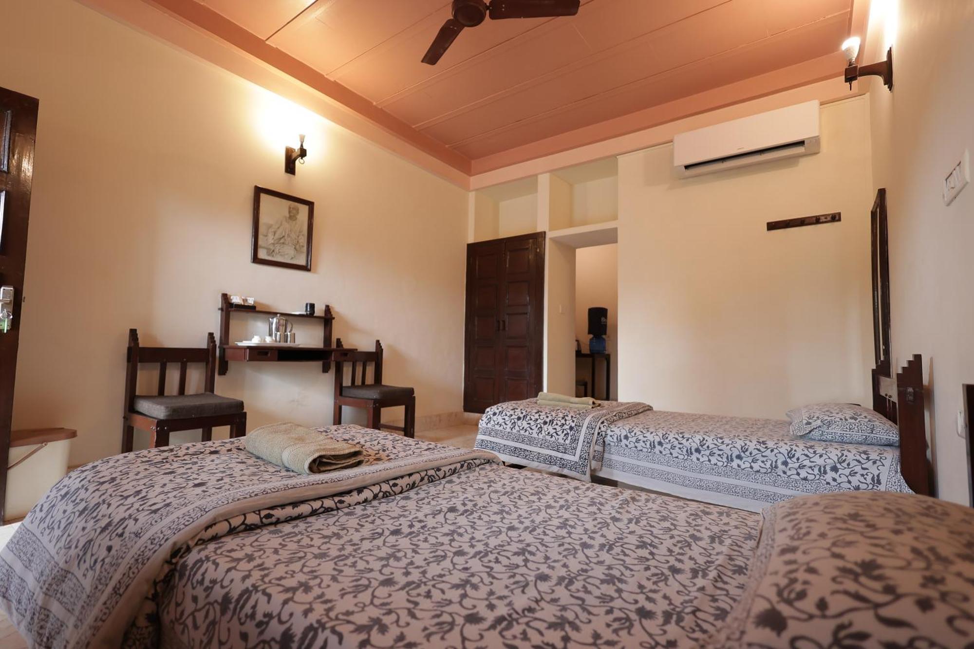 Mvt Guesthouse & Restaurant Vrindavan Ngoại thất bức ảnh