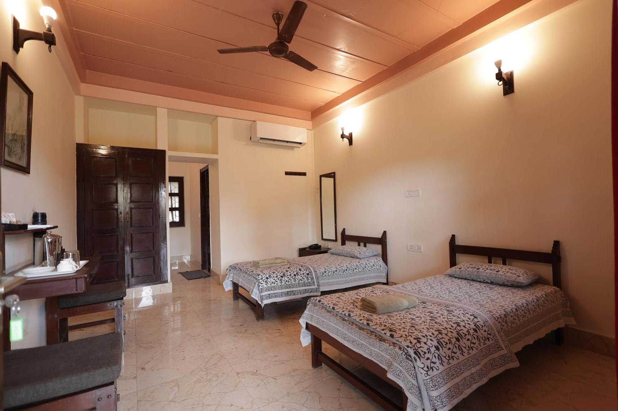 Mvt Guesthouse & Restaurant Vrindavan Ngoại thất bức ảnh