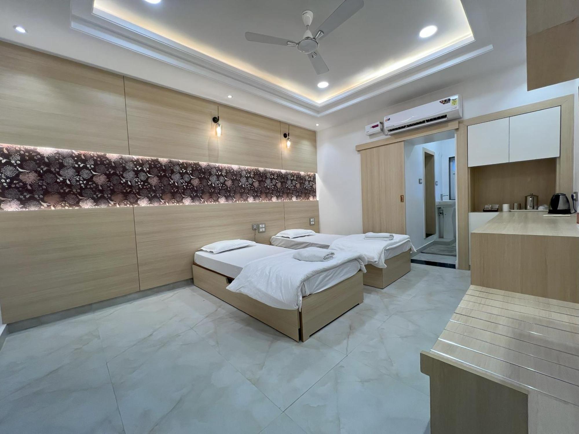 Mvt Guesthouse & Restaurant Vrindavan Ngoại thất bức ảnh