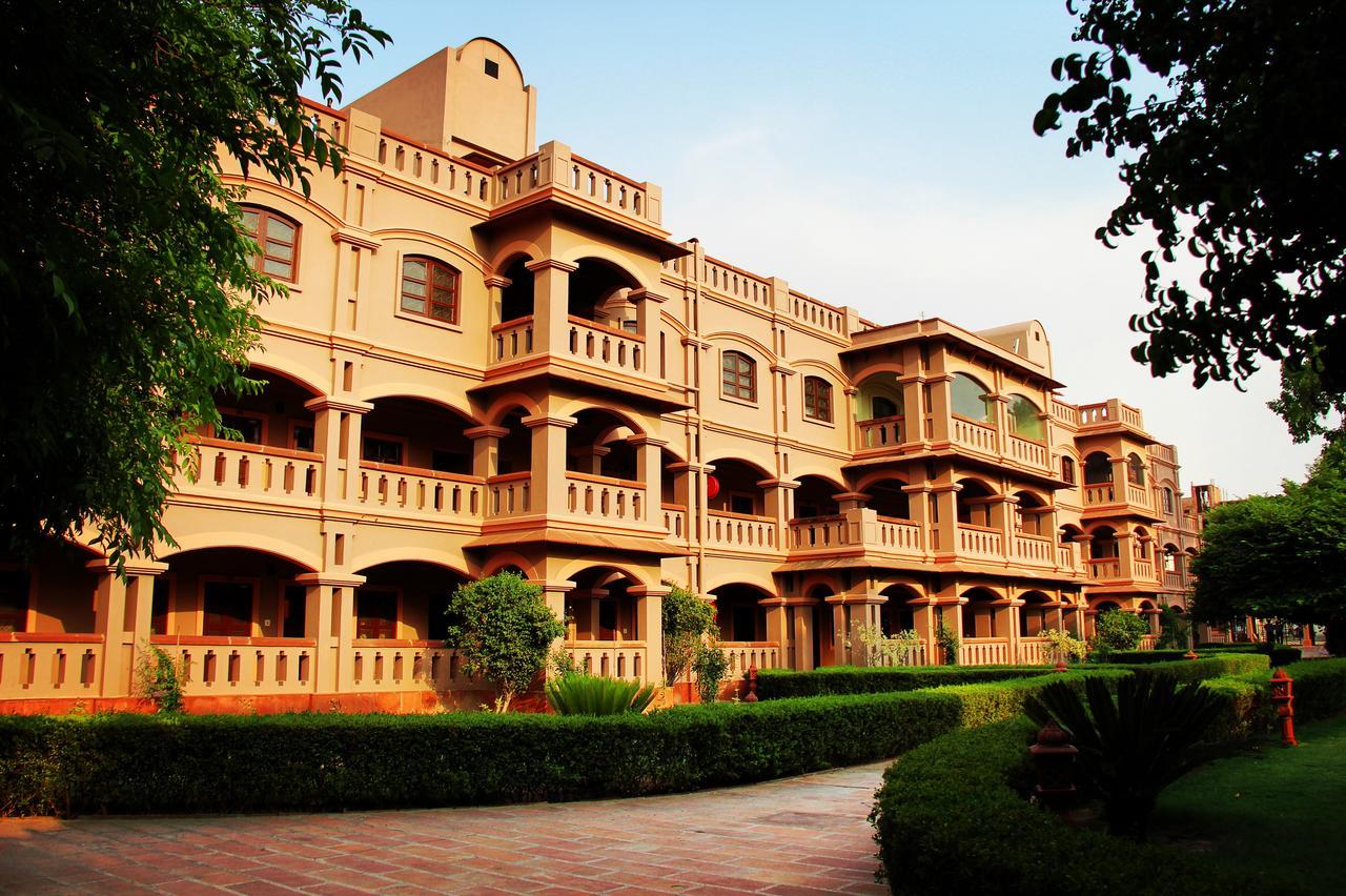 Mvt Guesthouse & Restaurant Vrindavan Ngoại thất bức ảnh