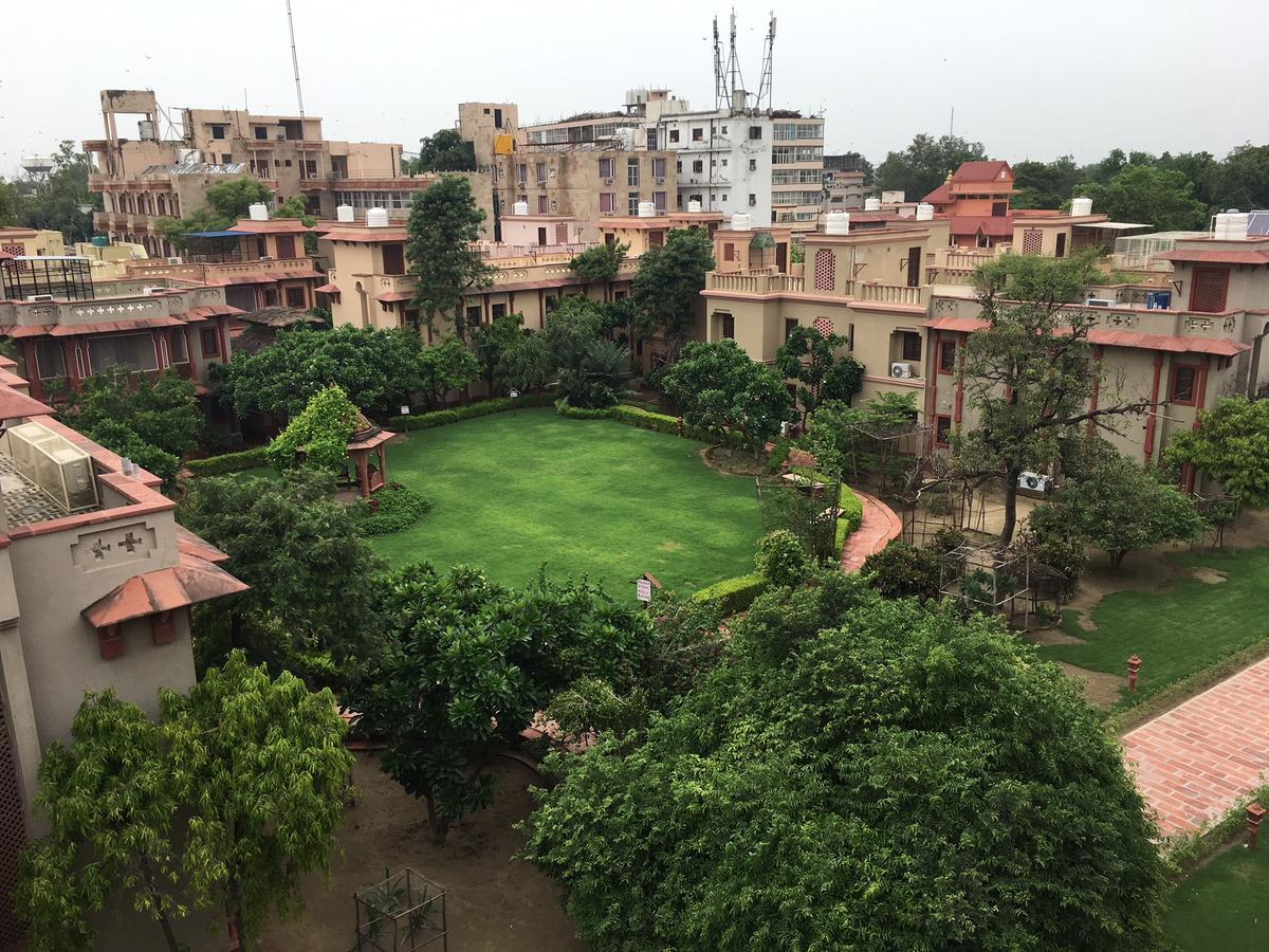 Mvt Guesthouse & Restaurant Vrindavan Ngoại thất bức ảnh