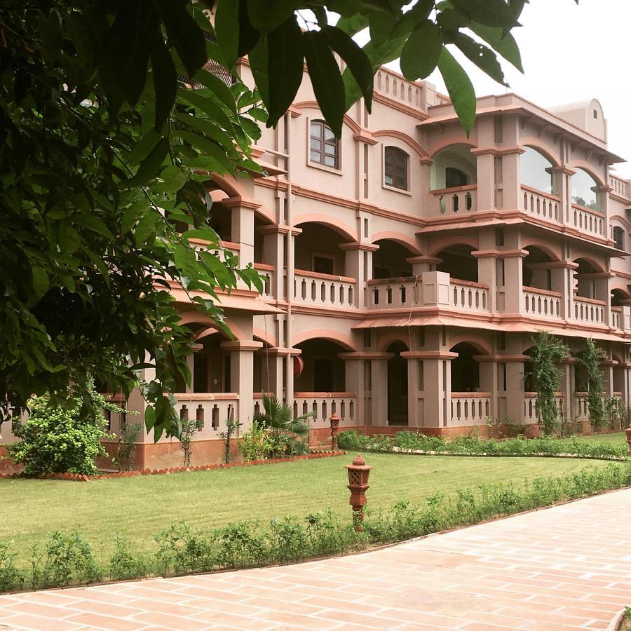 Mvt Guesthouse & Restaurant Vrindavan Ngoại thất bức ảnh