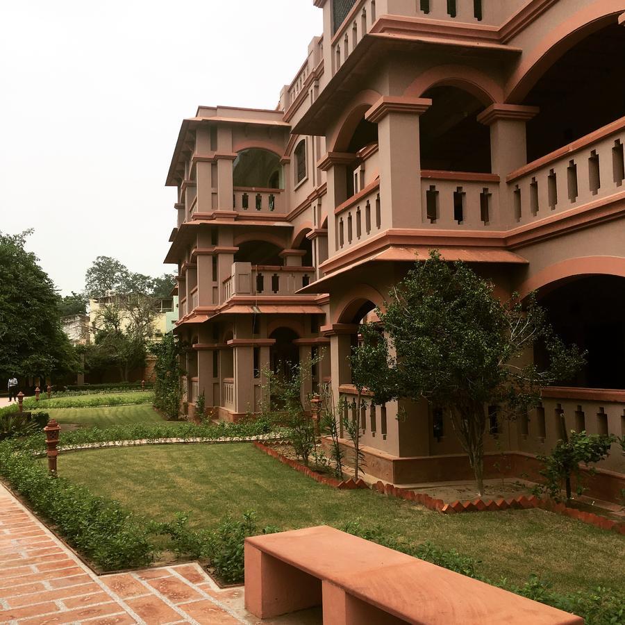 Mvt Guesthouse & Restaurant Vrindavan Ngoại thất bức ảnh