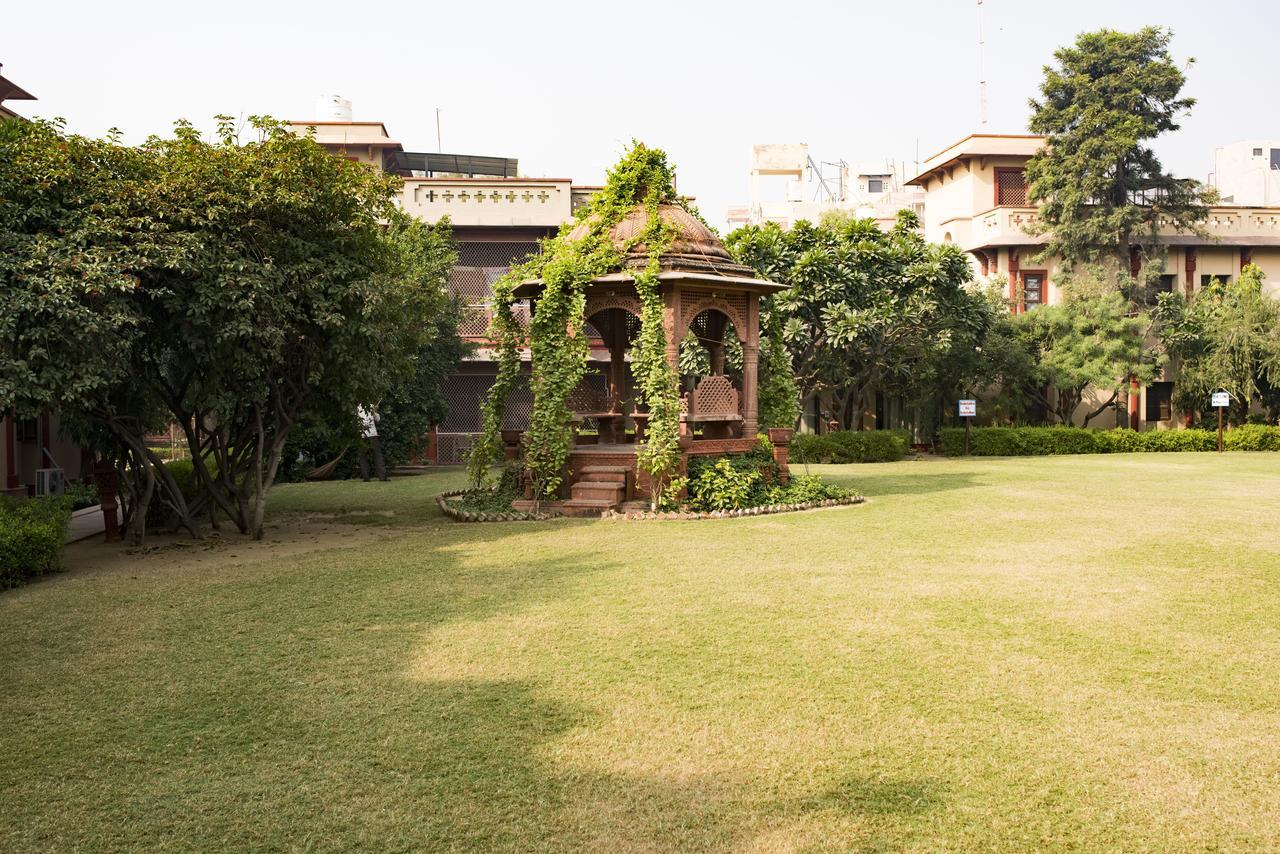 Mvt Guesthouse & Restaurant Vrindavan Ngoại thất bức ảnh