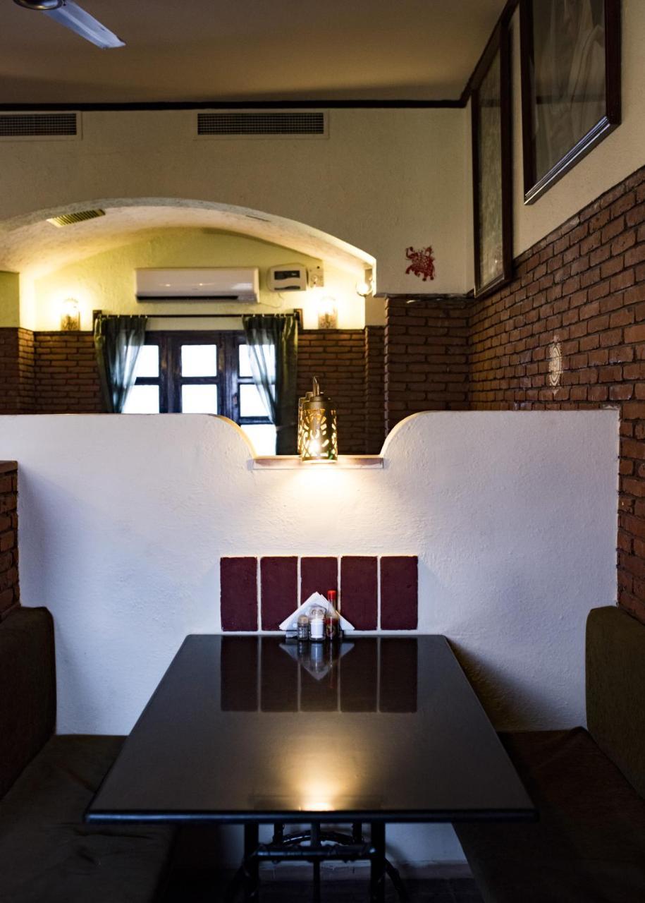 Mvt Guesthouse & Restaurant Vrindavan Ngoại thất bức ảnh