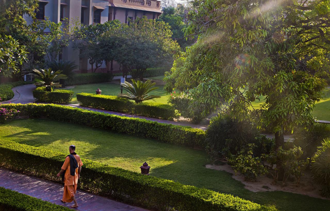 Mvt Guesthouse & Restaurant Vrindavan Ngoại thất bức ảnh