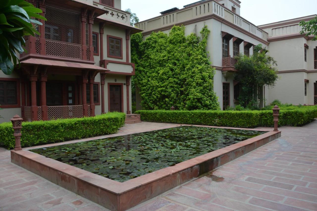 Mvt Guesthouse & Restaurant Vrindavan Ngoại thất bức ảnh
