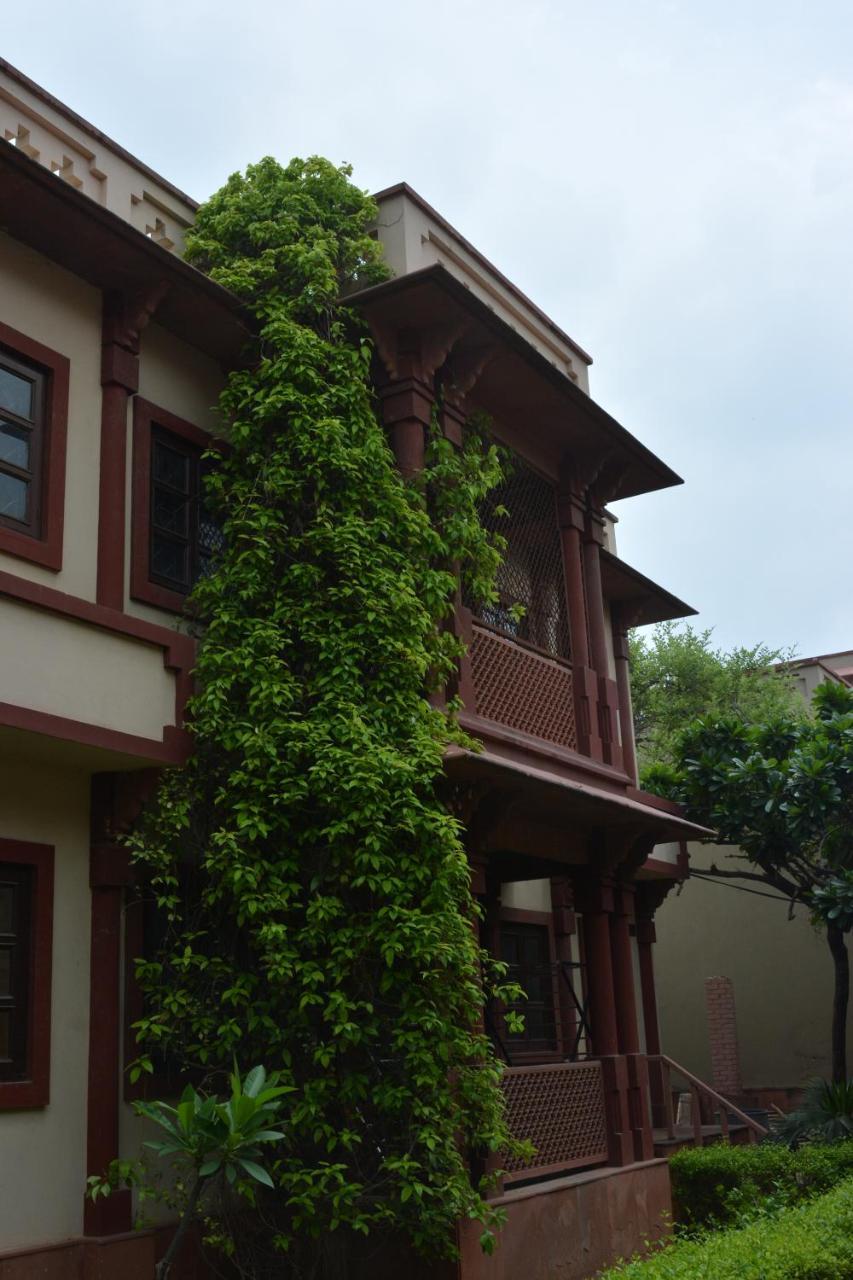 Mvt Guesthouse & Restaurant Vrindavan Ngoại thất bức ảnh