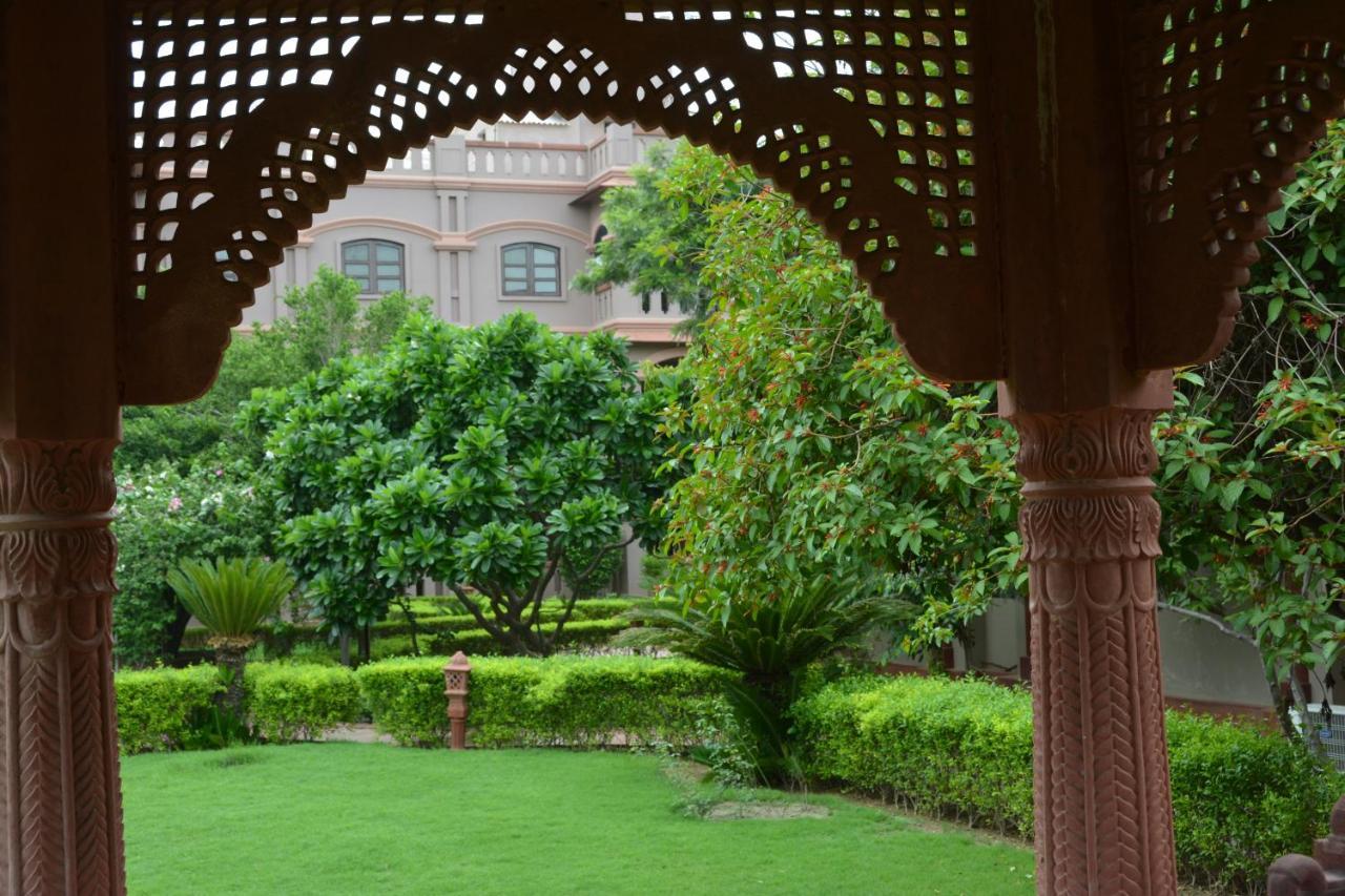 Mvt Guesthouse & Restaurant Vrindavan Ngoại thất bức ảnh