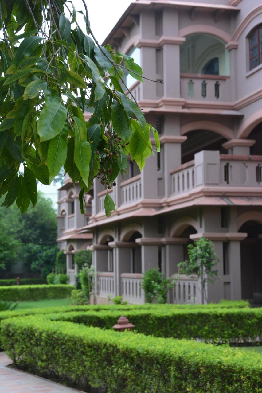 Mvt Guesthouse & Restaurant Vrindavan Ngoại thất bức ảnh