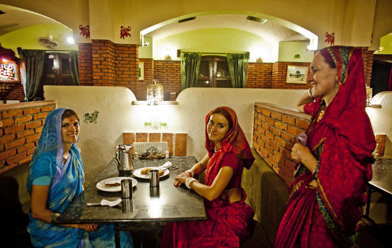 Mvt Guesthouse & Restaurant Vrindavan Ngoại thất bức ảnh