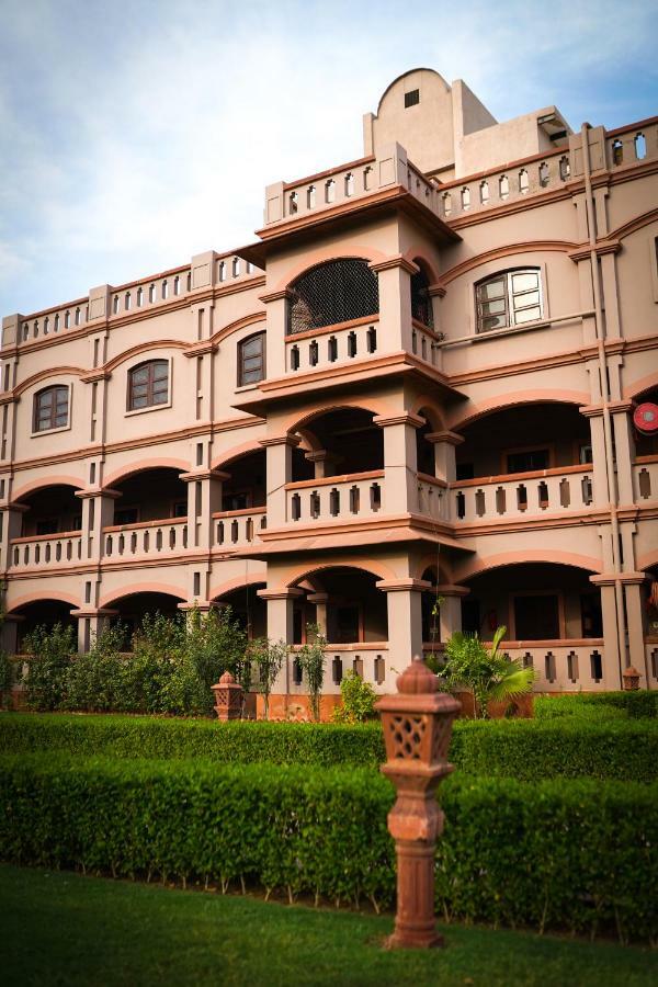 Mvt Guesthouse & Restaurant Vrindavan Ngoại thất bức ảnh
