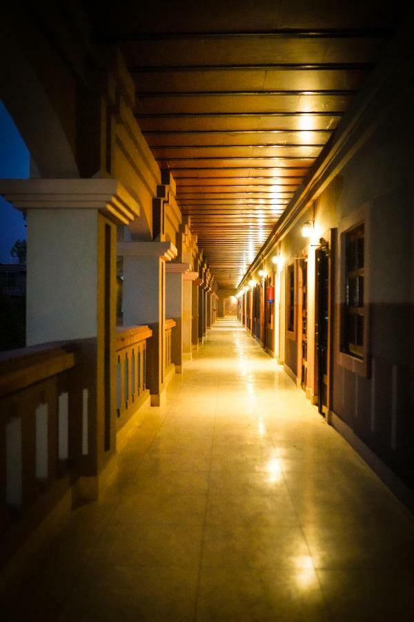 Mvt Guesthouse & Restaurant Vrindavan Ngoại thất bức ảnh