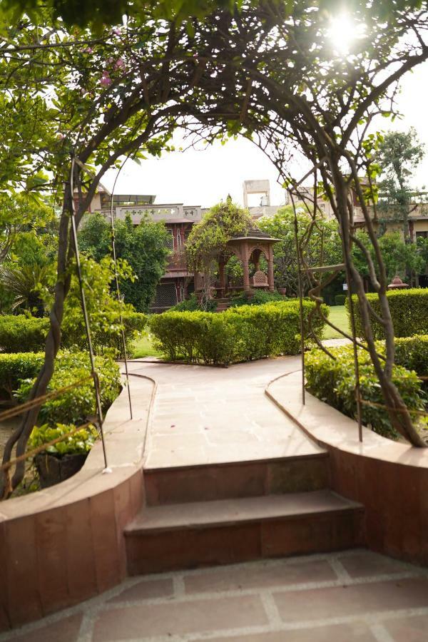 Mvt Guesthouse & Restaurant Vrindavan Ngoại thất bức ảnh