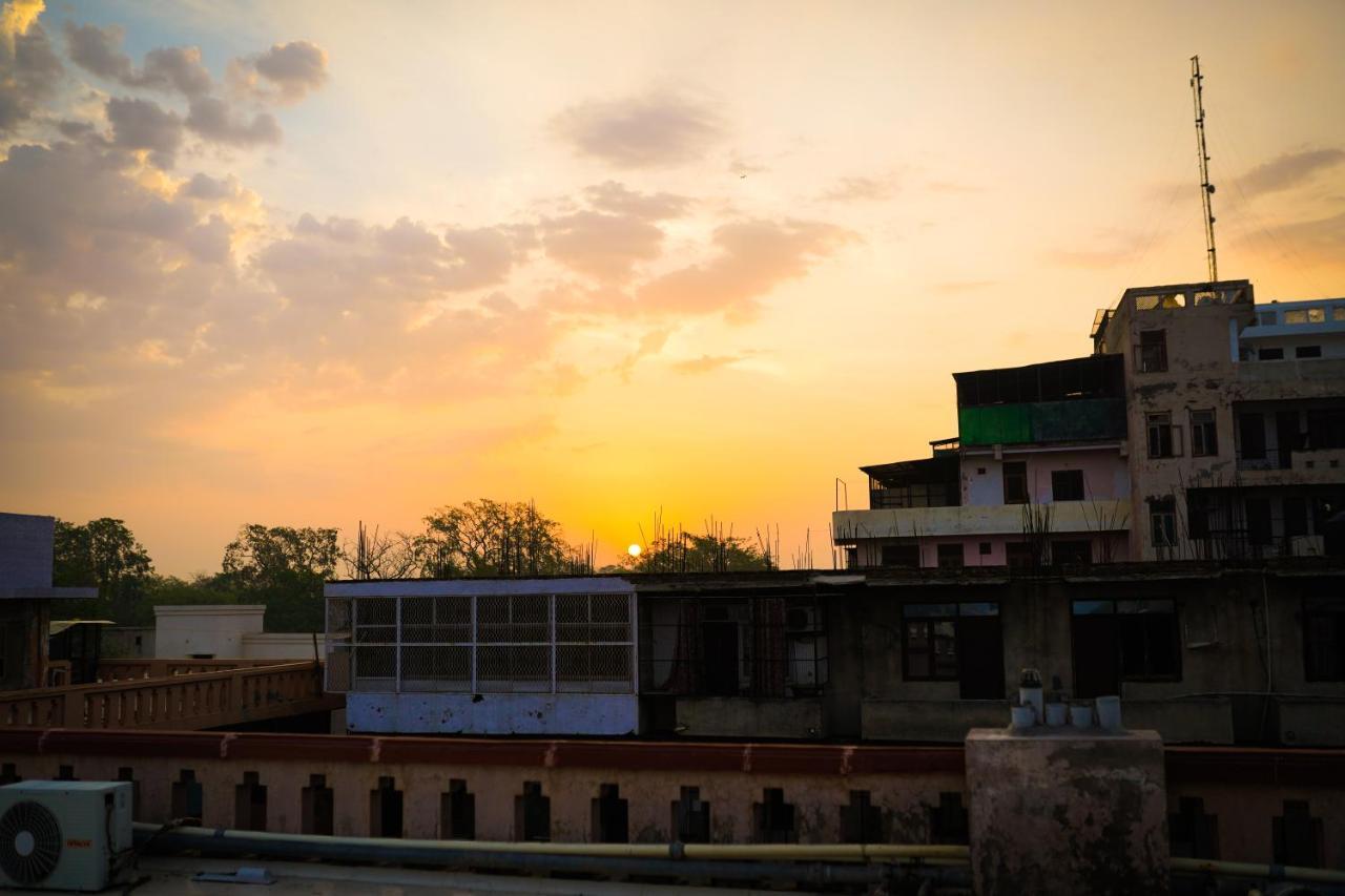 Mvt Guesthouse & Restaurant Vrindavan Ngoại thất bức ảnh