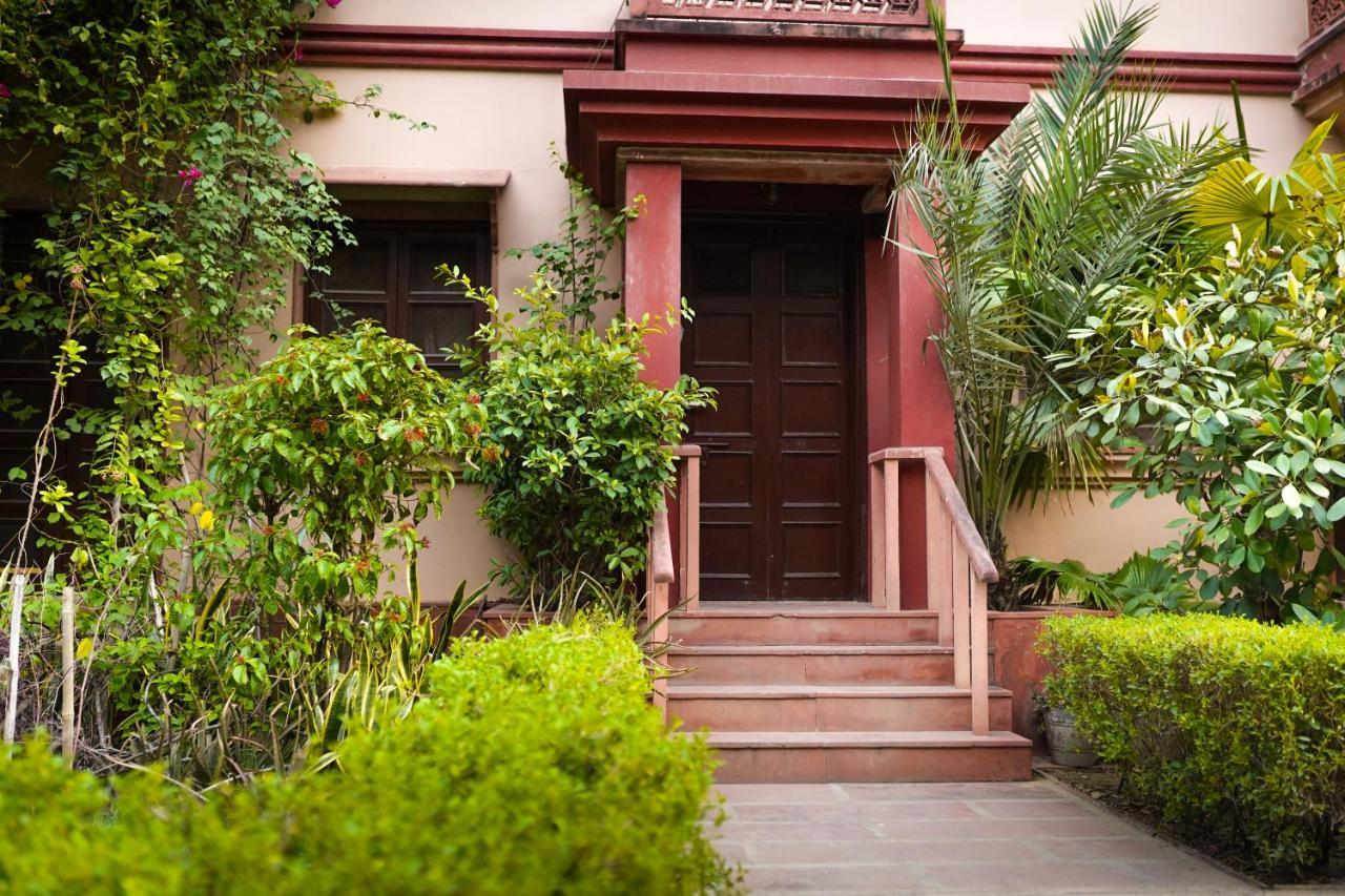 Mvt Guesthouse & Restaurant Vrindavan Ngoại thất bức ảnh