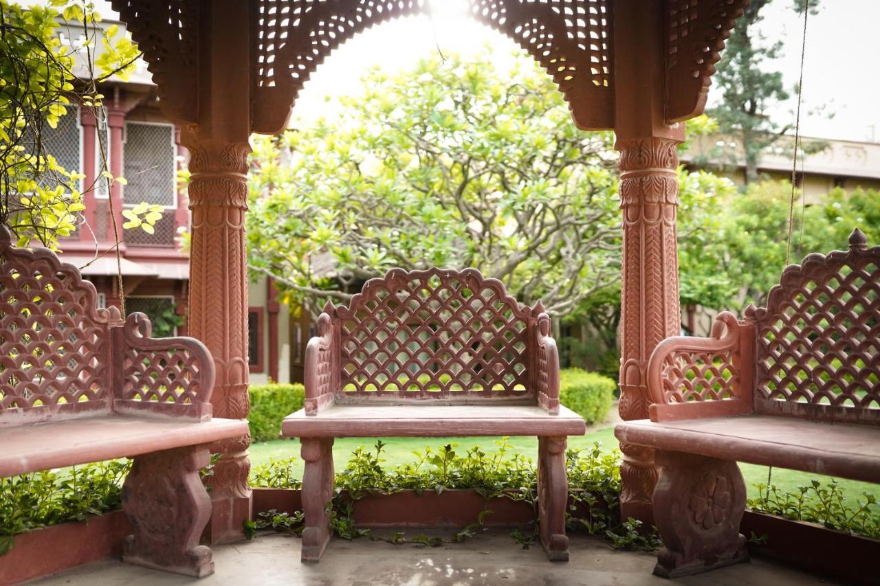 Mvt Guesthouse & Restaurant Vrindavan Ngoại thất bức ảnh