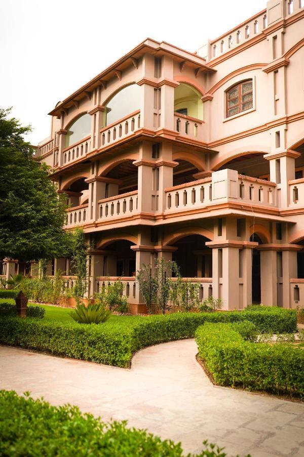 Mvt Guesthouse & Restaurant Vrindavan Ngoại thất bức ảnh
