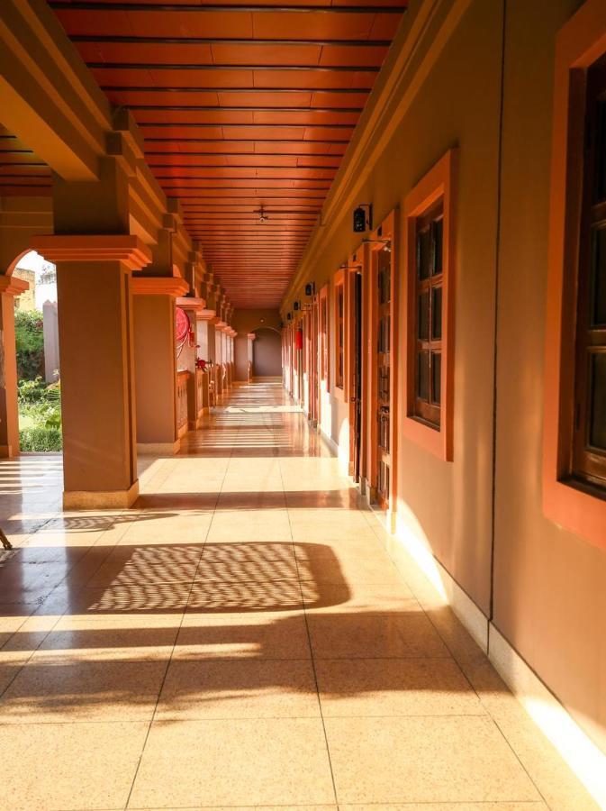 Mvt Guesthouse & Restaurant Vrindavan Ngoại thất bức ảnh